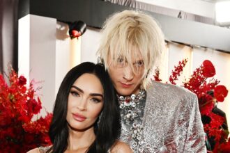 La mitragliatrice Kelly reagisce a scherzare sul fatto che Megan Fox lo sta genitore