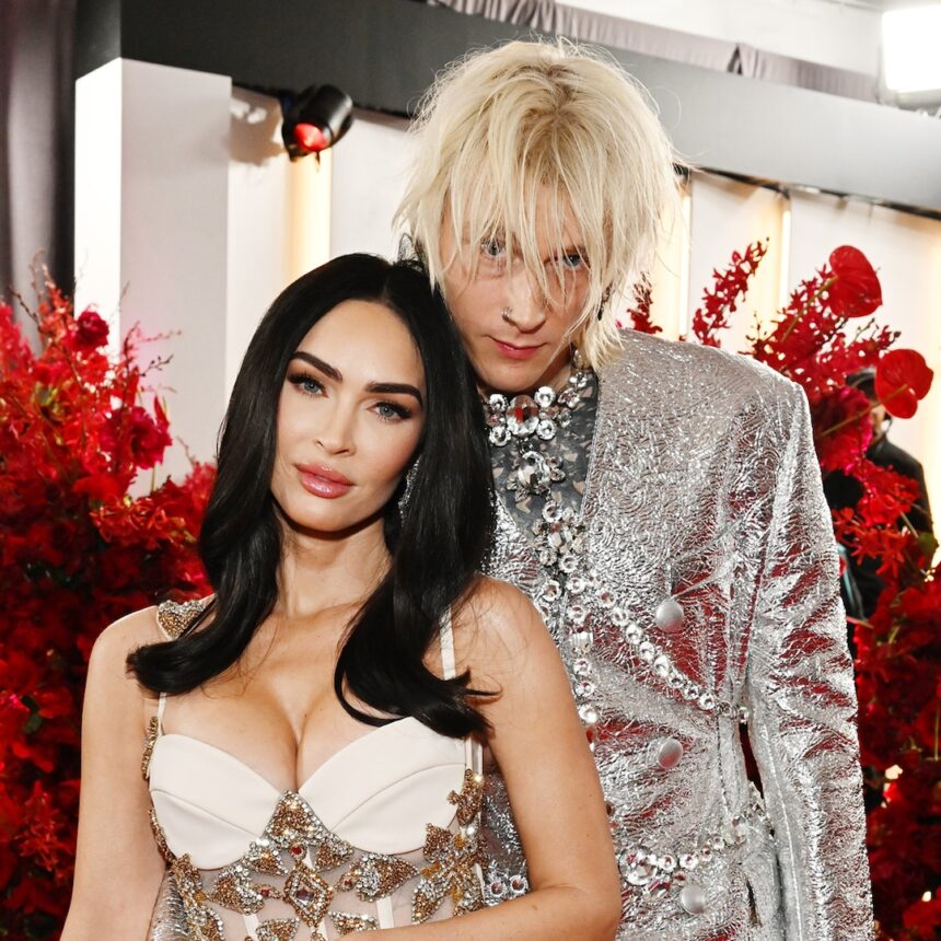 La mitragliatrice Kelly reagisce a scherzare sul fatto che Megan Fox lo sta genitore