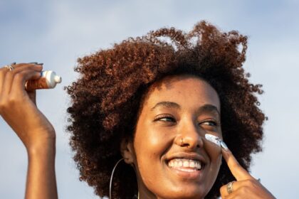 I migliori filtri solari per la pelle scura, secondo un dermatologo