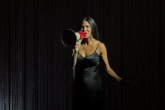 Nicole Scherzinger si esibisce con un Bullhorn per il pubblico di Broadway dopo che la performance di "Sunset Boulevard" viene annullata per difficoltà tecniche