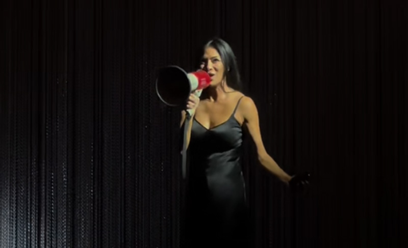 Nicole Scherzinger si esibisce con un Bullhorn per il pubblico di Broadway dopo che la performance di "Sunset Boulevard" viene annullata per difficoltà tecniche