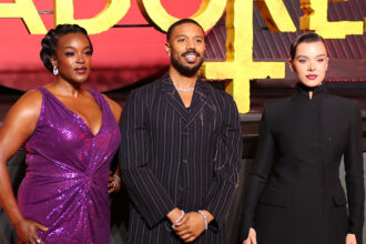 Michael B. Jordan, Hailee Steinfeld e Wunmi Mosaku Go Glam per la premiere del Messico della città del film "Sinners"