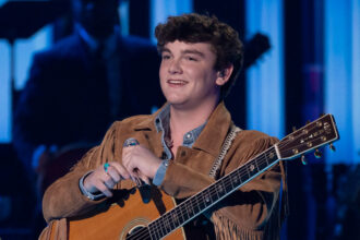 La slater di American Idol Nalley cade giù per le scale durante lo spettacolo dal vivo dopo essere arrivato alla top 14