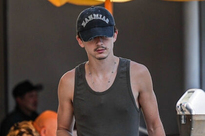 Timothee Chalamet indossa una canotta e pantaloncini larghi per il caffè martedì mattina