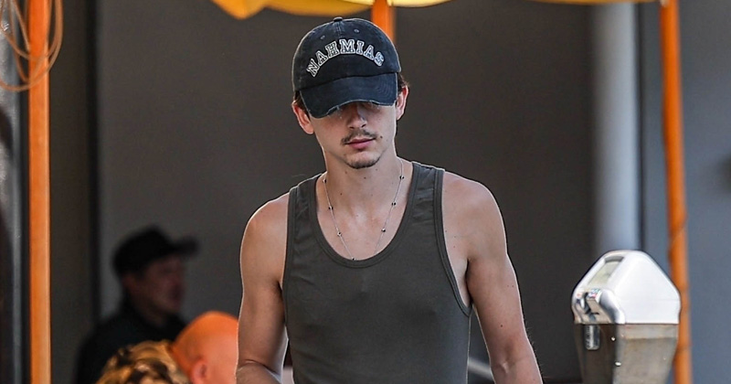 Timothee Chalamet indossa una canotta e pantaloncini larghi per il caffè martedì mattina