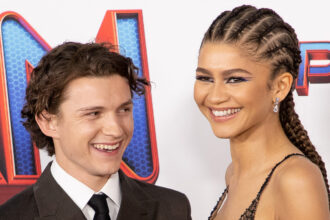 Tom Holland si unisce a Zendaya sul set di "Euphoria" durante la pausa dalle riprese del loro film "The Odyssey"