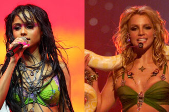 Tyla affronta i confronti dei vestiti con il suo look Coachella alla performance VMAS del 2001 di Britney Spears