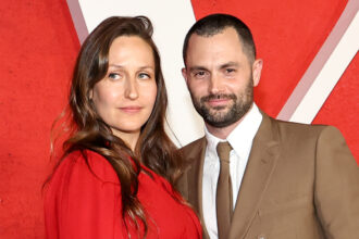 Penn Badgley ottiene il sostegno della moglie incinta Domino Kirke alla premiere della stagione finale "You" a New York