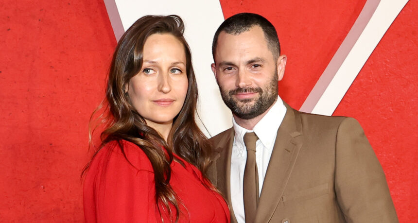 Penn Badgley ottiene il sostegno della moglie incinta Domino Kirke alla premiere della stagione finale "You" a New York