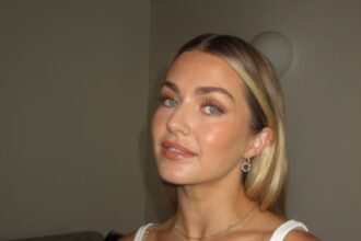 Lindsay Arnold Dettagli la chirurgia di aumento del seno