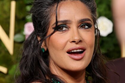 Salma Hayek, 58 anni, copertina di Graces di "Sports Illustrated Swimsuit" 2025!
