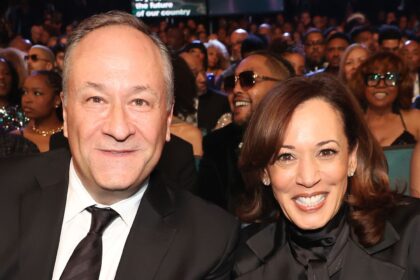 Kamala Harris fa un aspetto a sorpresa