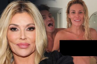Brandi Glanville si spoglia in top, l'amica afferra le sue tette in scatti di vapore