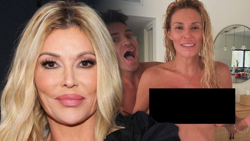 Brandi Glanville si spoglia in top, l'amica afferra le sue tette in scatti di vapore