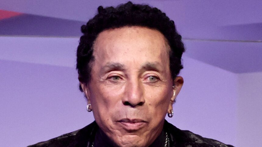 Smokey Robinson File contromano, afferma di aver trattato dipendenti come "famiglia"