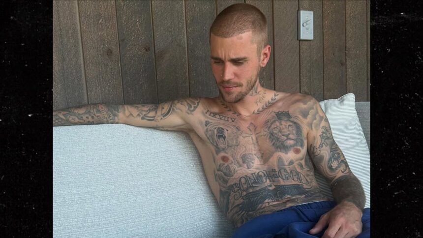 Justin Bieber è pronto per l'estate senza camicia con il figlio Jack Blues Bieber