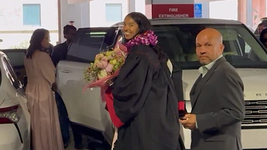 La figlia di Kobe Bryant Natalia si laurea alla USC's Film School