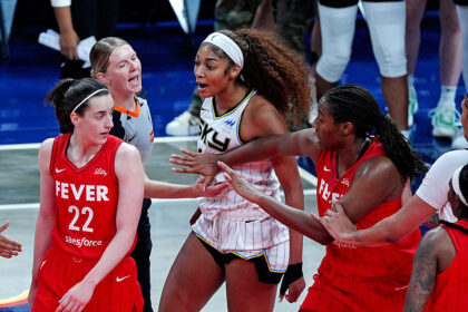 Mantieni la stessa energia! Angel Reese risponde al duro fallo di Caitlin Clark durante l'apri della stagione WNBA