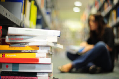 La Naval Academy restituisce oltre 300 libri alle biblioteche inizialmente rimosse per le preoccupazioni DEI