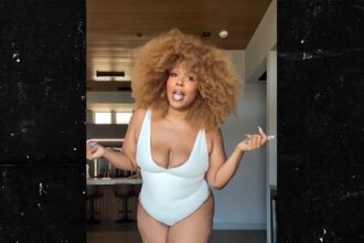 Lizzo sfoggia la perdita di peso in costumi da bagno stretti per il marchio yitty