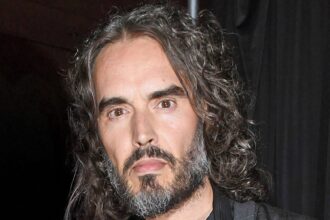 Russell Brand appare nella corte di Londra con l'accusa di stupro, concesso la cauzione