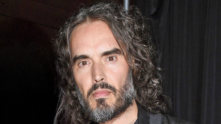 Russell Brand appare nella corte di Londra con l'accusa di stupro, concesso la cauzione