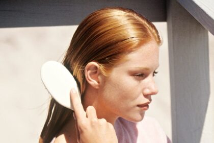 Come mantenere i capelli lisci nell'umidità estiva