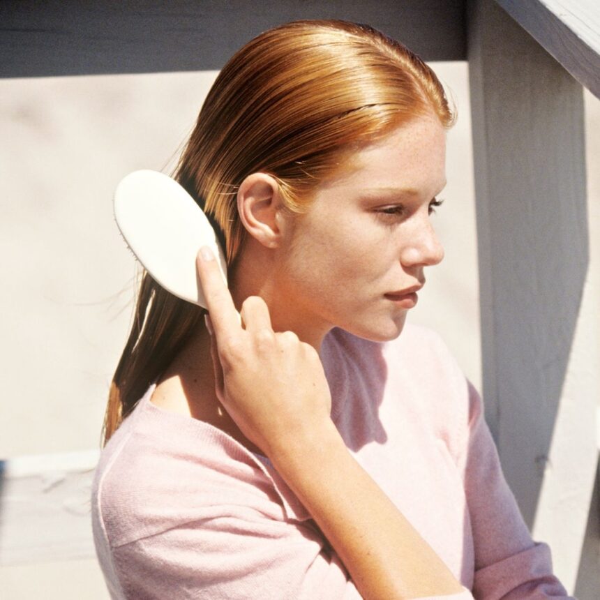 Come mantenere i capelli lisci nell'umidità estiva