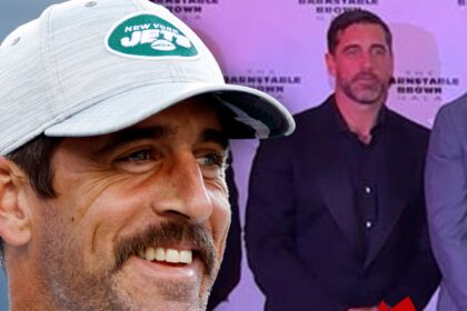 Aaron Rodgers suscita voci sul matrimonio dopo aver indossato l'anello su quel dito