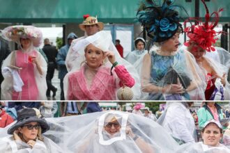 I partecipanti al Derby del Kentucky sfidano gli elementi, indossano attrezzature per gli abiti