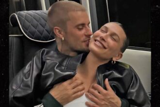 Justin Bieber Caresses Wife Wife Hailey Bieber's Catch in Pics di Torumy Feely IG