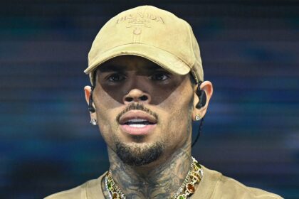 Chris Brown ha arrestato nel Regno Unito per un presunto incidente di lancio in bottiglia