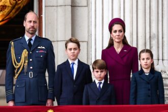 Prince Louis Trolls Fratello Prince George alla gita di VE Day