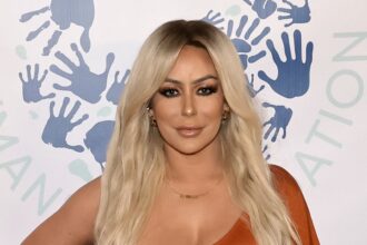 Aubrey O'Day reagisce a Sean "Diddy" i bambini di Combs che lo sostengono