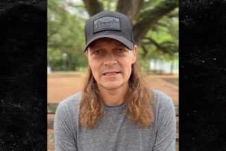 3 porte giù il cantante Brad Arnold annuncia la diagnosi del cancro