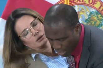 Il senatore dello stato della Florida si spegne sul palco durante il discorso, spettacoli video