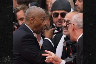 Denzel Washington fumi al fotografo sul tappeto rosso di Cannes, in video