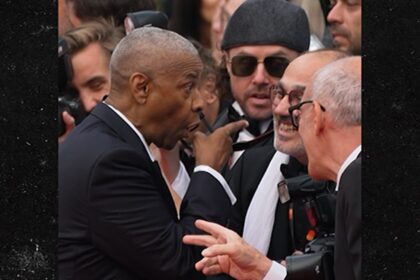 Denzel Washington fumi al fotografo sul tappeto rosso di Cannes, in video