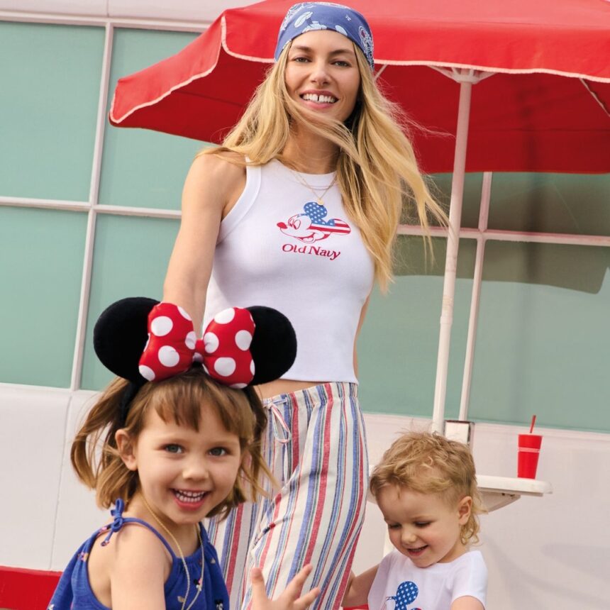 Old Navy X Disney ha appena lasciato cadere una collezione in edizione limitata