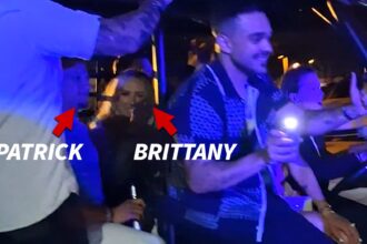 Patrick & Brittany Mahomes cavalcano nei carrelli affollati giorni dopo che l'agente di John Elway è caduto da uno