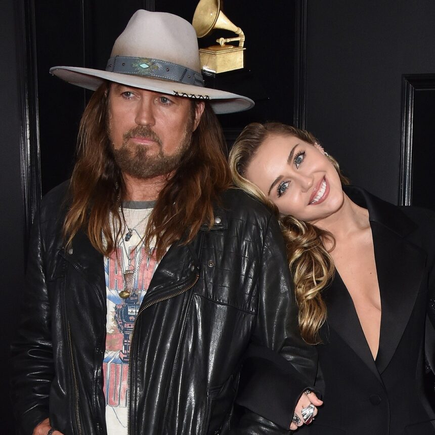 Miley Cyrus, Billy Ray Cyrus si riuniscono in mezzo alla faida familiare