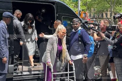 Il figlio di Diddy Justin Combs Misa Hylton arriva in campo con un deambulatore