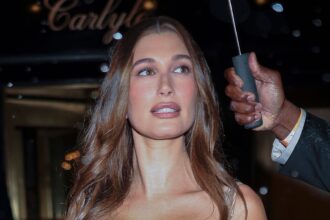 Hailey Bieber reagisce al duetto pieno di vapore di Justin Bieber e Sza