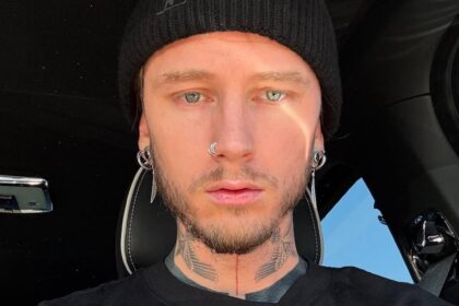 Mitragliatrice Kelly tiene il suo bambino di Megan Fox in una nuova foto
