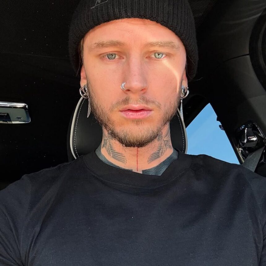Mitragliatrice Kelly tiene il suo bambino di Megan Fox in una nuova foto