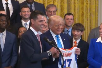 Il presidente Trump scherza sull'altezza di Barron alla visita della Casa Bianca della Florida Gators