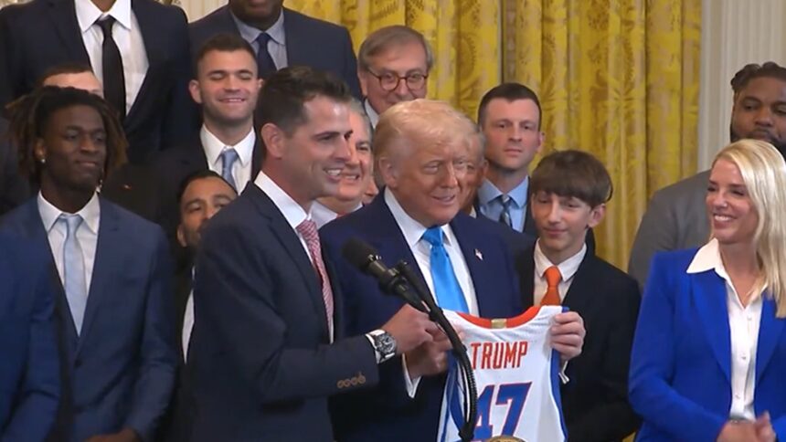 Il presidente Trump scherza sull'altezza di Barron alla visita della Casa Bianca della Florida Gators