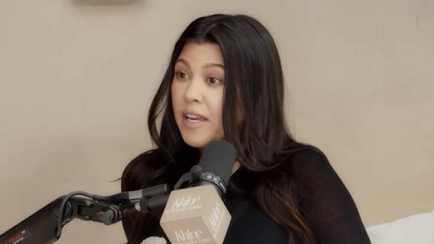 Kourtney Kardashian si interrompe perché i bambini vanno a scuola, lo chiama "obsoleto"