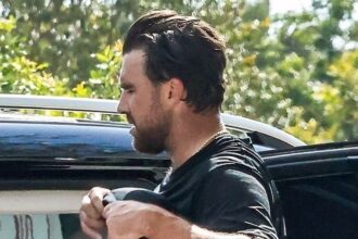 Le foto senza camicia di Travis Kelce con i capelli posteriori