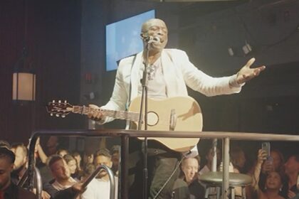 SEAL Serenades figlia alla sua 21a festa di compleanno a Miami